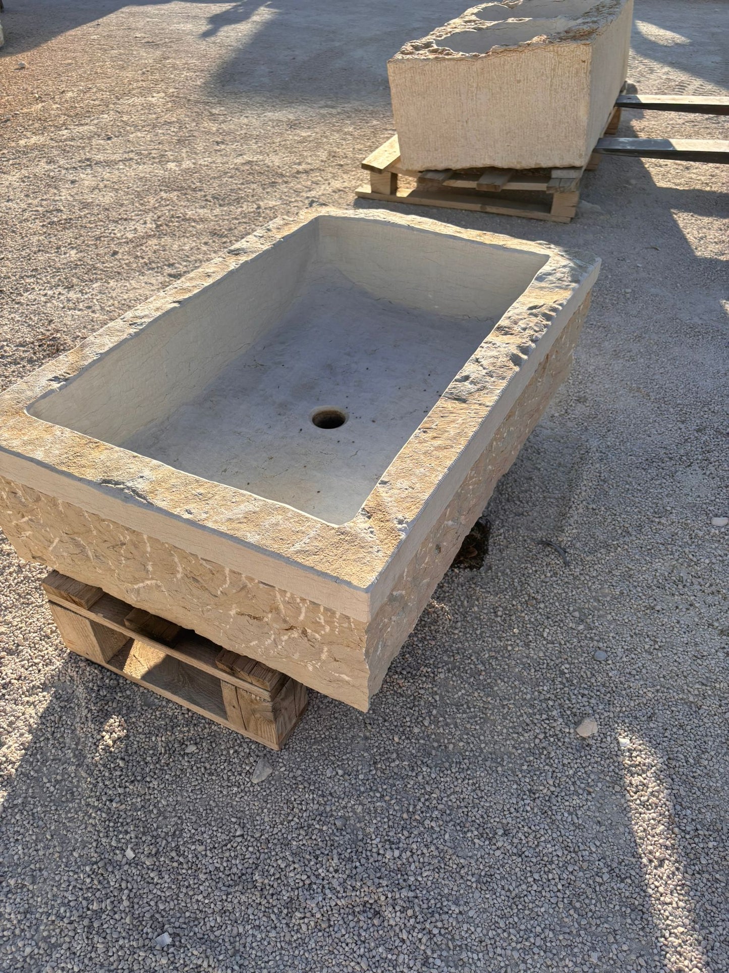 Lavandino in pietra modello Vittoria