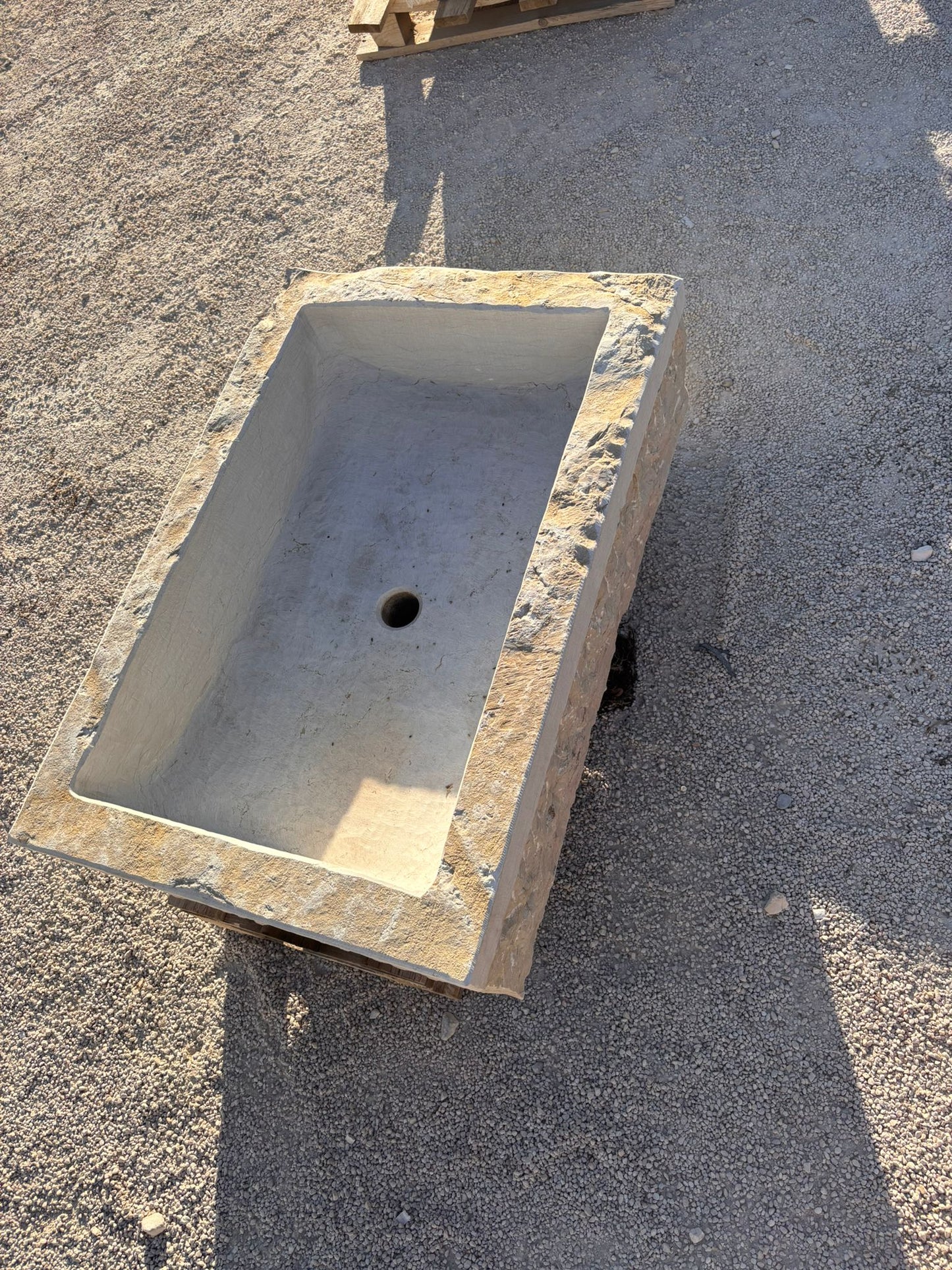 Lavandino in pietra modello Vittoria
